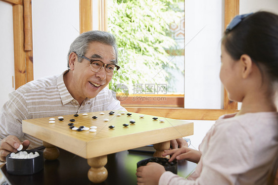 快乐住房围棋祖父孙女图片