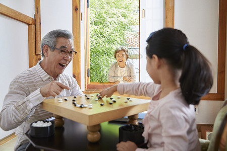 正在下围棋的祖孙二人图片素材