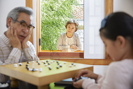 正在下围棋的祖孙二人图片