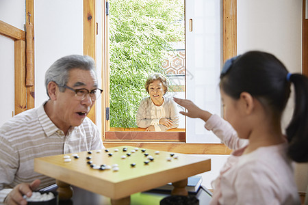 正在下围棋的祖孙二人图片