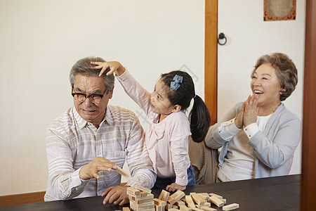 祖孙三人一起搭积木图片