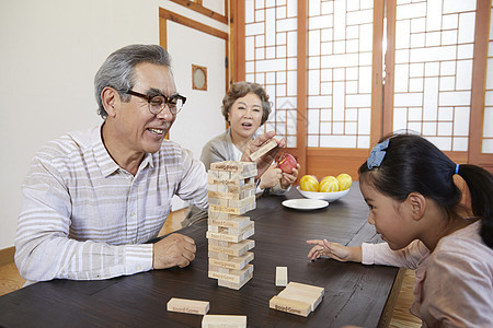 祖孙三人一起搭积木图片