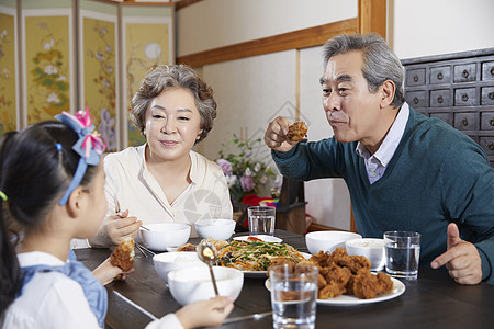 一家人开心的吃饭图片