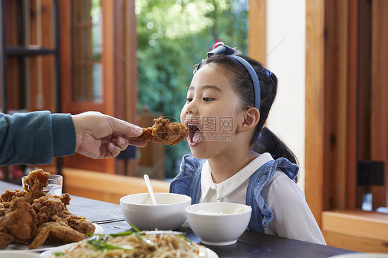 开心吃饭的小朋友图片