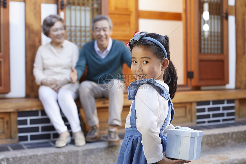 传统笑调解祖父祖母孙女图片