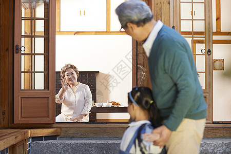 祖父孙女和奶奶挥手告别图片