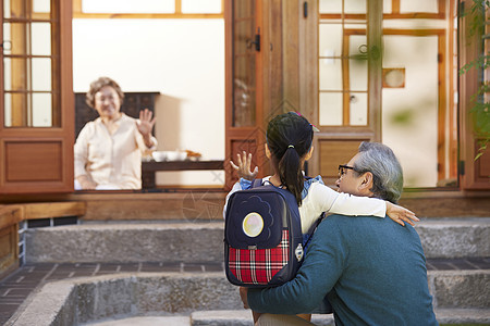 祖父孙女和奶奶挥手告别图片