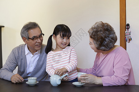 汉诺克韩国人坐祖父祖母孙女图片