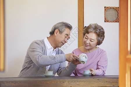 打破茶杯安慰祖父祖母老夫妇图片