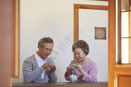 幸福的老年夫妇喝茶图片