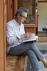 汉诺克韩国人手爷爷正在读书图片