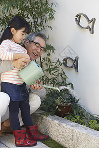 成年女子幸福院子祖父孙女图片