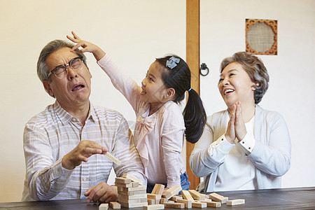 祖孙三人在搭积木图片