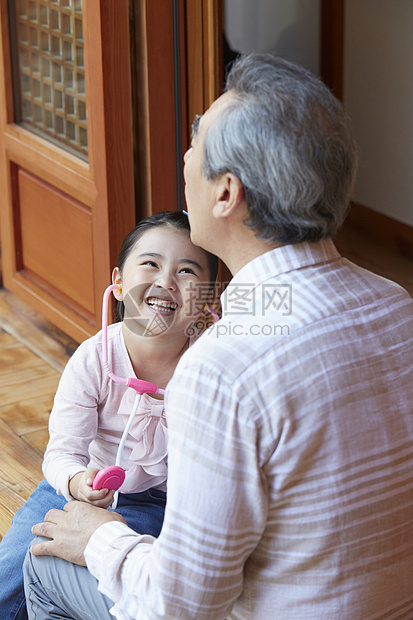 孙女用听诊器听爷爷心脏图片