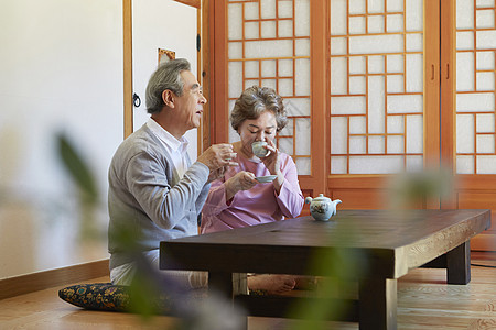 坐着喝茶的夫妻二人图片