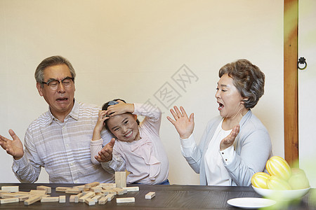 小孙女和祖父母一起玩耍图片