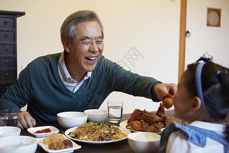 小孙女和祖父母一起玩耍图片