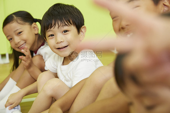 课外课程幼儿单杠体操类体育坐的儿童肖像图片