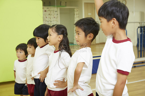 跳马孩子气的女孩体操课教学图片