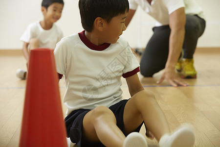 学校体操课堂运动的小男孩图片