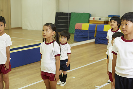 室内体育馆穿着运动体操服的孩子们图片