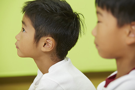 教室里上课的小男孩侧脸图片