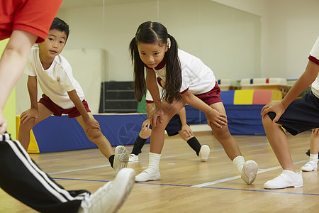 女生跳绳室内体育馆热身运动的孩子们背景