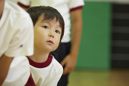 穿着运动装小学生图片