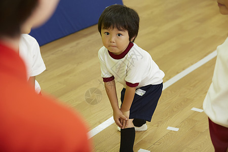 课堂上热身运动的小男孩图片
