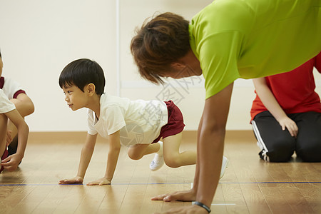 体操课堂培训孩子的教师图片