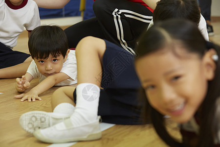 趴在地上休息的小男孩图片