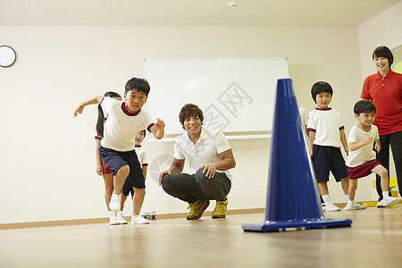 室内体育馆跑步运动孩子们图片素材