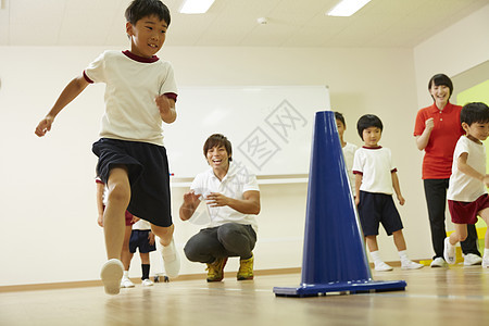 室内体育馆奔跑运动的小朋友图片