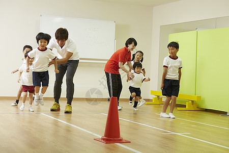 体操课堂指导教学孩子的老师图片