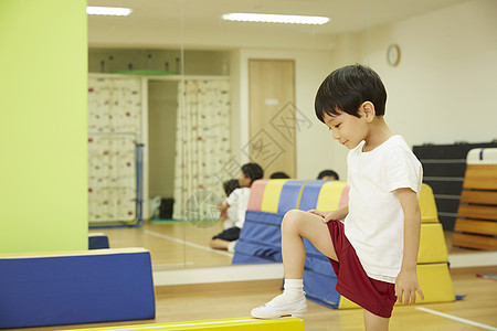 准备站上平衡木上的小男孩图片