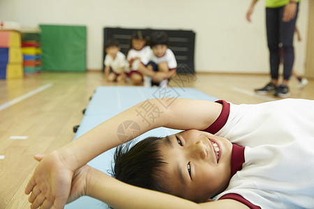 体育馆在垫子上锻炼的孩子图片