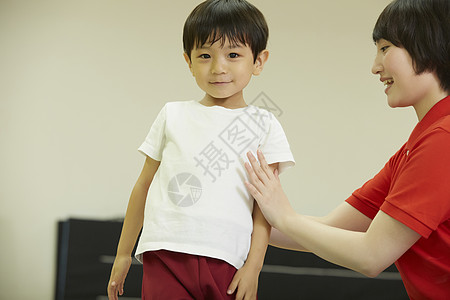 体操教室指导儿童姿势的教练图片