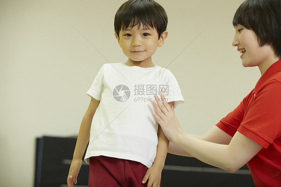 体操教室指导儿童姿势的教练图片