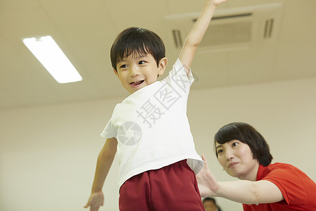 体操教室指导儿童姿势的老师图片