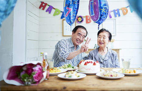 老夫妇开心的庆祝周年活动图片