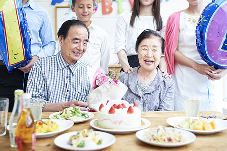 庆祝老夫妇周年派对的三代家庭图片