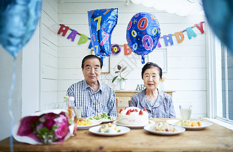 庆祝生日派对的老夫妇图片
