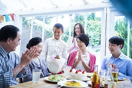 派对食物女女士们三代家庭庆祝图片