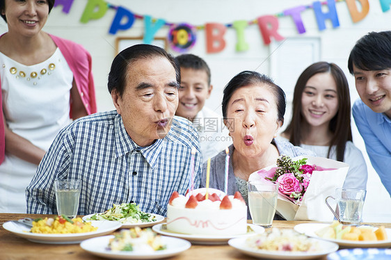 室内笑容聚会三代家庭庆祝图片