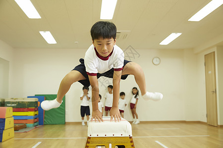男子年轻的女孩户内体操课堂教学跳箱儿童图片