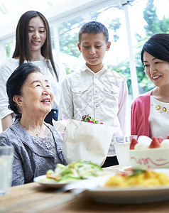 女人餐亲密朋友三代家庭庆祝图片