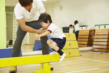 复制空间外形男孩们体操教室平均平衡孩子背景图片