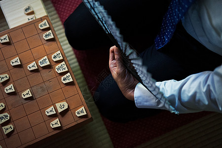 下日式象棋手部特写图片