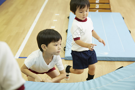 孩子气的小学生补习班孩子们准备锻炼室垫运动图片