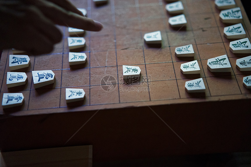 下日式象棋手部特写图片